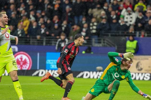 Younes Ebnoutalib 11 Eintracht Frankfurt starts to cheer after his goal to 2 2, Gregor Kobel 1 Borussia Dortmund beaten on the ground, Eintracht Frankfurt vs Borussia Dortmund, Football, Men, Bundesliga, Season 2025 2026, Hinrunde, 16 Matchday, 09 01 2026 DFB regulations prohibit any use of photographs as image sequences and or quasi video Dortmund Hessen Germany Copyright: xkolbert-press MartinxAgüerax