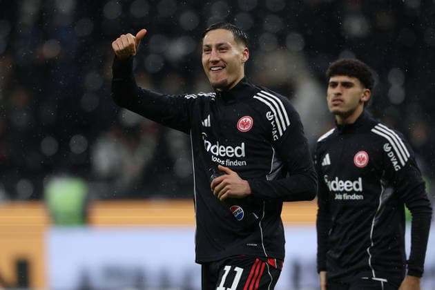 Younes Ebnoutalib Eintracht Frankfurt applauds the fans during the 1 Bundesliga match between Eintracht Frankfurt and Borussia Dortmund at Deutsche Bank Park in Frankfurt, Germany on January 09, 2026 DFL DFB REGULATIONS PROHIBIT ANY USE OF PHOTOGRAPHS as IMAGE SEQUENCES and or QUASI VIDEO Copyright: JoaquimxFerreira