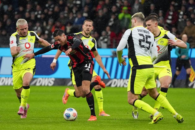 Younes Ebnoutalib Eintracht Frankfurt prevails against international defenders Nico Schlotterbeck Borussia Dortmund, BVB , Waldemar Anton Borussia Dortmund, BVB , Niklas Süle Borussia Dortmund, BVB Frankfurt 09 01 2026 Eintracht Frankfurt vs Borussia Dortmund, Deutsche Bank Park, Matchday 16 Bundesliga