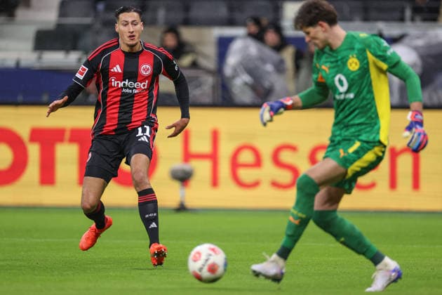 Younes Ebnoutalib Eintracht Frankfurt, 11 presses Gregor Kobel Borussia Dortmund, Goalkeeper 01 , GER, Eintracht Frankfurt vs Borussia Dortmund, 1 Bundesliga, Matchday 16, 2025 2026, 09 01 2026, DFL REGULATIONS PROHIBIT ANY USE OF PHOTOGRAPHS AS IMAGE SEQUENCES AND OR QUASI VIDEO, GER, Eintracht Frankfurt vs Borussia Dortmund, 1 Bundesliga, Matchday 16, 2025 2026, 09 01 2026 Frankfurt Copyright: xEibner-Pressefoto JanxPrihodax EP_JPA