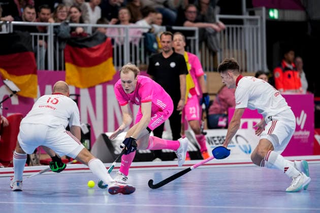 v li Jakub Janicki Poland, 16 , Nik David Kerner Germany, 22 , Gracjan Jarzynski Poland, 7 , duel, duel scene, duel, tackle, tackling, dynamics, action, action, 10 01 2026, Heidelberg Germany , indoor field hockey, European Championship, semi-final, men, Germany Poland xozx
