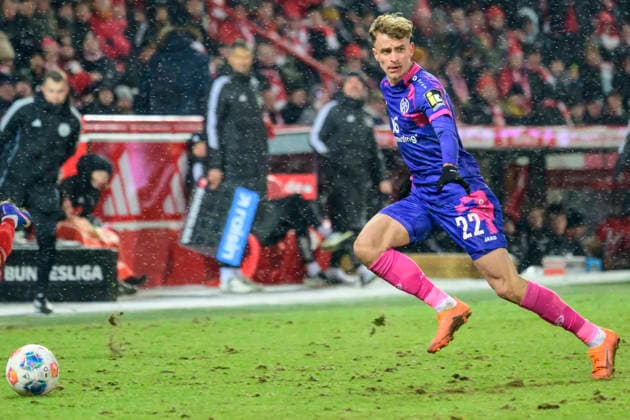 In the picture, from left Nikolas Veratschnig 1 FSV Mainz 05 22 , GER, Berlin, 1 FC Union Berlin vs 1 FSV Mainz 05, 1 Bundesliga, soccer, DFB, 2025 2026 season, Alte Foersterei, match day 16 DFB DFL REGULATIONS PROHIBIT ANY USE OF PHOTOGRAPHS AS IMAGE SEQUENCES AND OR QUASI VIDEO, 10 01 2026, Copyright: HMBxMedia UwexKoch