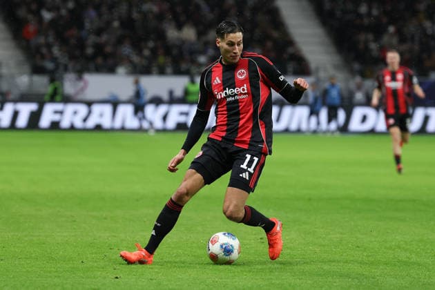 Younes Ebnoutalib Eintracht Frankfurt in action, controls the ball during the 1 Bundesliga match between Eintracht Frankfurt and Borussia Dortmund at Deutsche Bank Park in Frankfurt, Germany on January 09, 2026 DFL DFB REGULATIONS PROHIBIT ANY USE OF PHOTOGRAPHS as IMAGE SEQUENCES and or QUASI VIDEO Copyright: JoaquimxFerreira