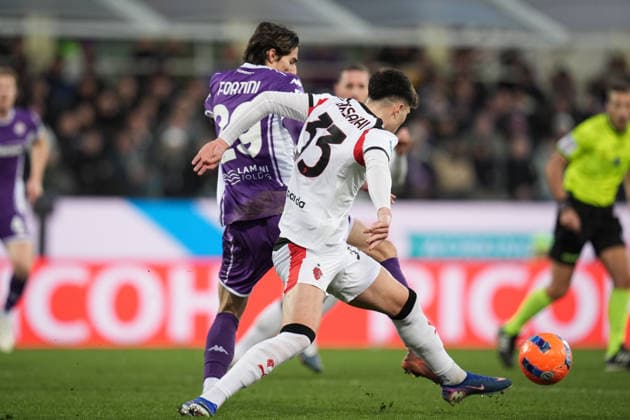 AC Milan s Davide Bartesaghi fights for the ball with Fiorentina s Niccolo Fortini during the Serie A soccer match between Fiorentina and Milan at the Artemio Franchi Stadium in Florence, north Italy - Sunday, January 11, 2026 -  Copyright: xMassimoxPaolone LaPressex