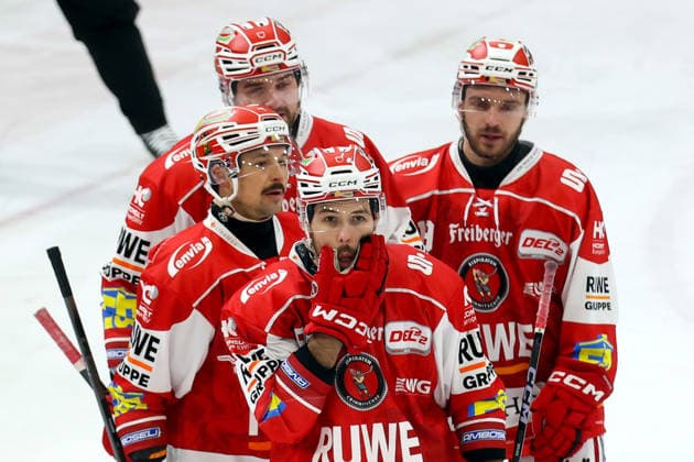 Sahnpark Crimmitschau 11 01 2026 Saison 2025 26 Eishockey 2 Bundesliga Hauptrunde Kunsteisstadion Heimspiel 34 Spieltag Eispiraten Eispiraten Eisbären Regensburg Felix Thomas 4 Ole Olleff 15 hinter hinter hinter Louis Brune vorn erste Reihe und Maxim TrÃ panier rechts alle EPC Crimmitschau Sachsen Germany