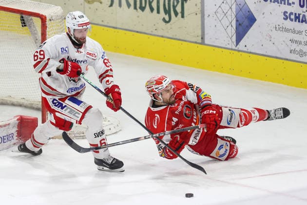 Sahnpark Crimmitschau 11 01 2026 Saison 2025 26 Eishockey 2 Bundesliga Hauptrunde Kunsteisstadion Heimspiel 34 Spieltag Eispiraten Eispiraten Eisbären Regensburg Louis Brune EPC red is blocked by Nikola Gajovsky EBR white and receives two penalty minutes Crimmitschau Sachsen Germany