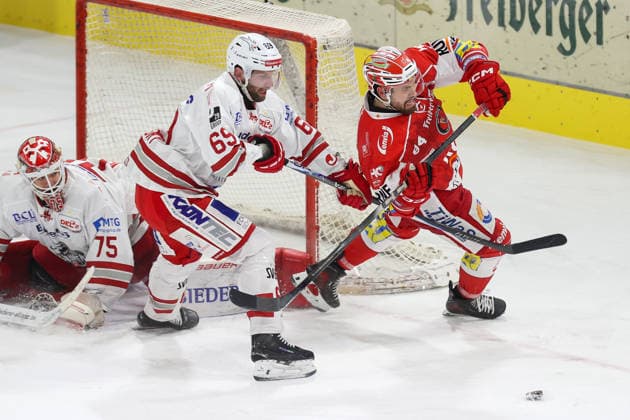 Sahnpark Crimmitschau 11 01 2026 Saison 2025 26 Eishockey 2 Bundesliga Hauptrunde Kunsteisstadion Heimspiel 34 Spieltag Eispiraten Eispiraten Eisbären Regensburg Louis Brune EPC red is blocked by Nikola Gajovsky EBR white and receives two penalty minutes in goal Jonas Neffin EBR Crimmitschau Sachsen Germany