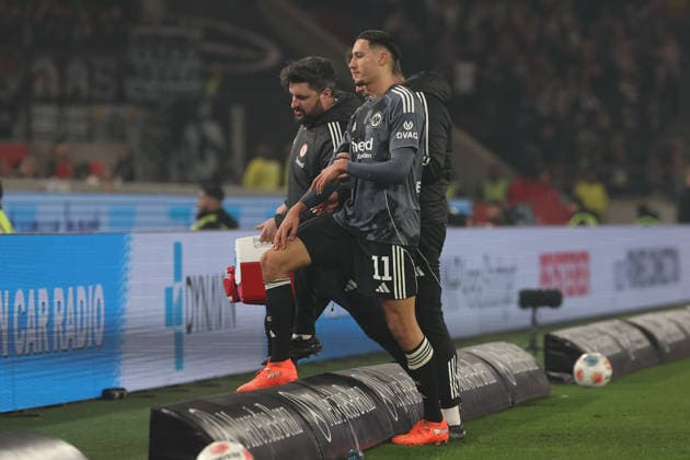 Younes Ebnoutalib Eintracht Frankfurt injured during the 1 Bundesliga Matchday 17 match between VFB Stuttgart and Eintracht Frankfurt at MHP Arena in Stuttgart, Germany on January 13, 2026 DFL DFB REGULATIONS PROHIBIT ANY USE OF PHOTOGRAPHS as IMAGE SEQUENCES and or QUASI VIDEO Copyright: JoaquimxFerreira