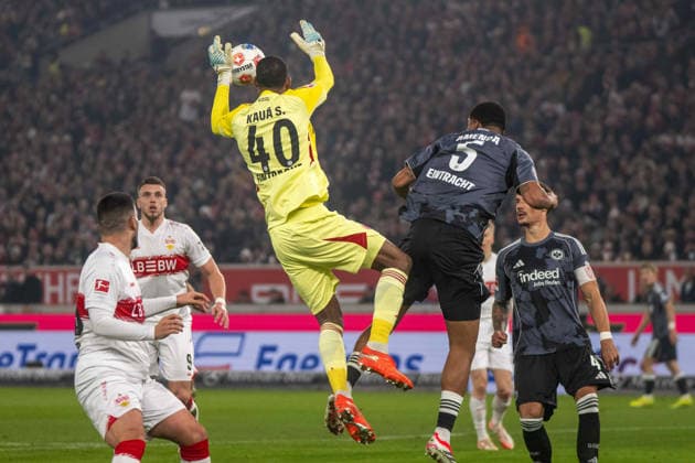 Torwart Kaua Santos (Eintracht Frankfurt) kann den Ball nicht festhalten, Ermedin Demirovic (VfB Stuttgart) erzielt dadurch den Ausgleich zum 1:1. xettx, Deutschland, Stuttgart, 13.01.2026, Fussball, Bundesliga: VfB Stuttgart vs Eintracht Frankfurt, Saison 2025 2026, 17. Spieltag, MHP Arena DFL DFB REGULATIONS PROHIBIT ANY USE OF PHOTOGRAPHS AS IMAGE SEQUENCES AND OR QUASI-VIDEO.