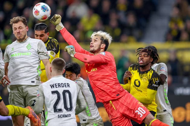 13 01 2026, Soccer, Borussia Dortmund SV Werder Bremen,, 1 Soccer Bundesliga, 17 Matchday, Signal Iduna Park, Season 2025 2026 Goalkeeper Mio Backhaus SV Werder Bremen 30 defends corner kick in penalty area against Ramy Bensebaini BVB 05 DFB regulations prohibit any use of photographs as image sequences and or quasi video Nordrhein Westfalen Germany