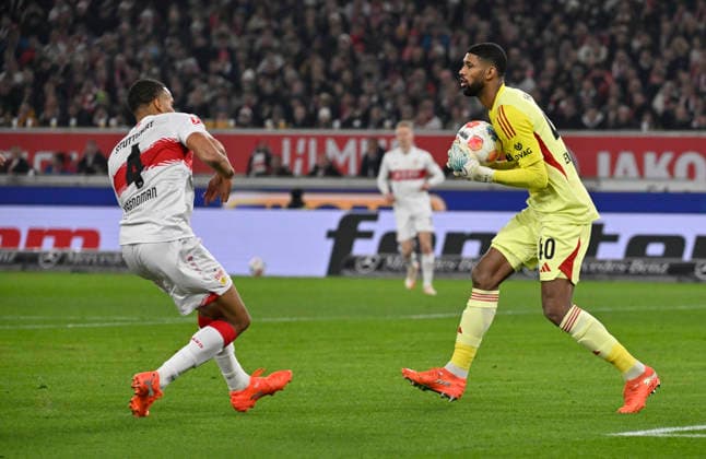 Goalkeeper Kaua Santos Eintracht Frankfurt SGE 40 Action on the ball Josha Vagnoman VfB Stuttgart 04 VfB Stuttgart vs Eintracht Frankfurt SGE 13 01 2026 DFL REGULATIONS PROHIBIT ANY USE OF PHOTOGRAPHS AS IMAGE SEQUENCES AND OR QUASI VIDEO VfB Stuttgart vs Eintracht Frankfurt SGE