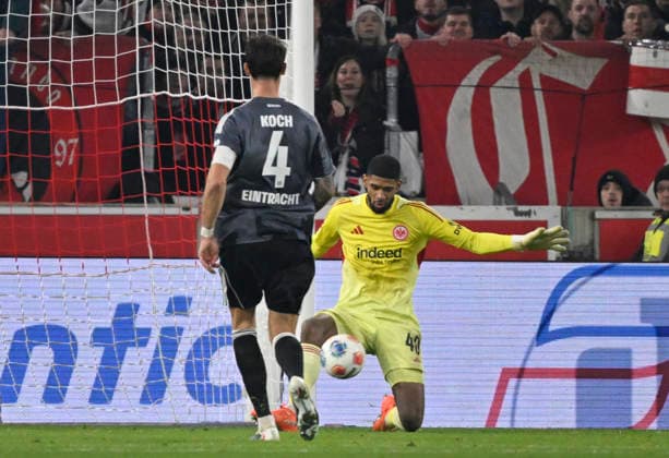 Goalkeeper Kaua Santos Eintracht Frankfurt SGE 40 Action holds shot from Deniz Undav VfB Stuttgart 26 Not in picture Robin Koch Eintracht Frankfurt SGE 04 VfB Stuttgart vs Eintracht Frankfurt SGE 13 01 2026 DFL REGULATIONS PROHIBIT ANY USE OF PHOTOGRAPHS AS IMAGE SEQUENCES AND OR QUASI VIDEO VfB Stuttgart vs Eintracht Frankfurt SGE