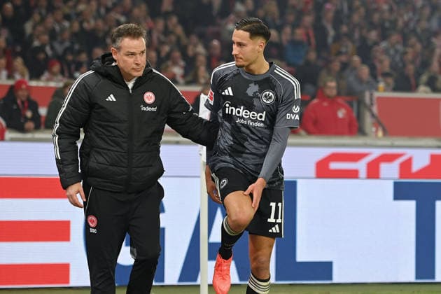 Younes EBNOUTALIB Eintracht Frankfurt after injury,injured,leaves the pitch Football 1 Bundesliga Season 2025 2026, 17 Matchday, Matchday17 VfB Stuttgart Eintracht Frankfurt 3 2 on 13 01 2026 MHP ARENA