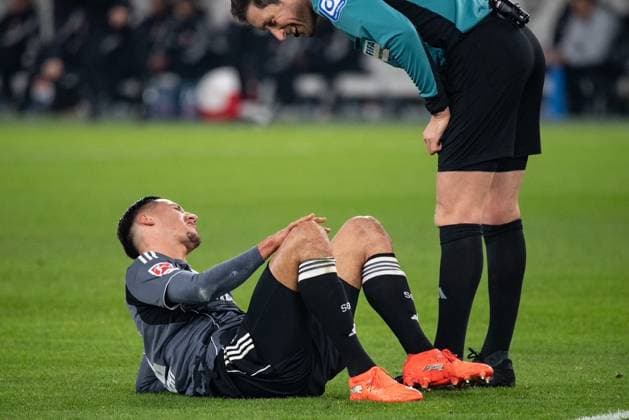 Younes Ebnoutalib Eintracht Frankfurt is injured, wants to be substituted during the 1 Bundesliga Matchday 17 match between VFB Stuttgart and Eintracht Frankfurt at MHP Arena in Stuttgart, Germany on January 13, 2026 DFL DFB REGULATIONS PROHIBIT ANY USE OF PHOTOGRAPHS as IMAGE SEQUENCES and or QUASI VIDEO Copyright: JoaquimxFerreira