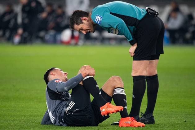 Younes Ebnoutalib Eintracht Frankfurt is injured, wants to be substituted, referee Dr Matthias Jöllenbeck during the 1 Bundesliga Matchday 17 match between VFB Stuttgart and Eintracht Frankfurt at MHP Arena in Stuttgart, Germany on January 13, 2026 DFL DFB REGULATIONS PROHIBIT ANY USE OF PHOTOGRAPHS as IMAGE SEQUENCES and or QUASI VIDEO Copyright: JoaquimxFerreira