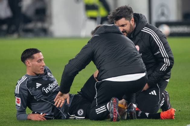 Younes Ebnoutalib Eintracht Frankfurt injured, is treated on the groundduring the 1 Bundesliga Matchday 17 match between VFB Stuttgart and Eintracht Frankfurt at MHP Arena in Stuttgart, Germany on January 13, 2026 DFL DFB REGULATIONS PROHIBIT ANY USE OF PHOTOGRAPHS as IMAGE SEQUENCES and or QUASI VIDEO Copyright: JoaquimxFerreira
