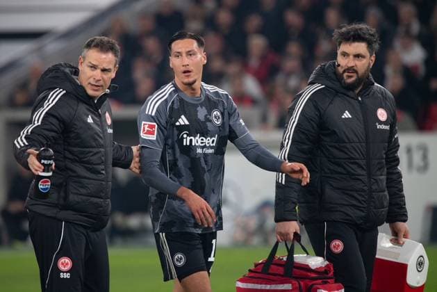 Younes Ebnoutalib Eintracht Frankfurt is substituted due to injury during the 1 Bundesliga Matchday 17 match between VFB Stuttgart and Eintracht Frankfurt at MHP Arena in Stuttgart, Germany on January 13, 2026 DFL DFB REGULATIONS PROHIBIT ANY USE OF PHOTOGRAPHS as IMAGE SEQUENCES and or QUASI VIDEO Copyright: JoaquimxFerreira