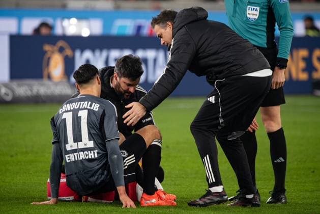 Younes Ebnoutalib Eintracht Frankfurt injured, is treated on the groundduring the 1 Bundesliga Matchday 17 match between VFB Stuttgart and Eintracht Frankfurt at MHP Arena in Stuttgart, Germany on January 13, 2026 DFL DFB REGULATIONS PROHIBIT ANY USE OF PHOTOGRAPHS as IMAGE SEQUENCES and or QUASI VIDEO Copyright: JoaquimxFerreira