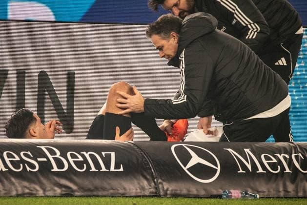 Younes Ebnoutalib Eintracht Frankfurt injured, is treated on the groundduring the 1 Bundesliga Matchday 17 match between VFB Stuttgart and Eintracht Frankfurt at MHP Arena in Stuttgart, Germany on January 13, 2026 DFL DFB REGULATIONS PROHIBIT ANY USE OF PHOTOGRAPHS as IMAGE SEQUENCES and or QUASI VIDEO Copyright: JoaquimxFerreira
