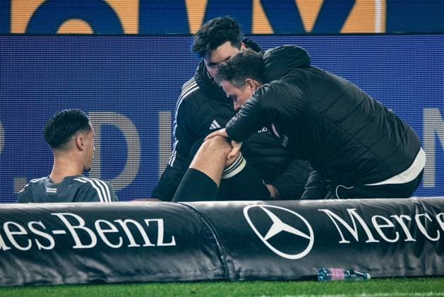 Younes Ebnoutalib Eintracht Frankfurt injured, is treated on the groundduring the 1 Bundesliga Matchday 17 match between VFB Stuttgart and Eintracht Frankfurt at MHP Arena in Stuttgart, Germany on January 13, 2026 DFL DFB REGULATIONS PROHIBIT ANY USE OF PHOTOGRAPHS as IMAGE SEQUENCES and or QUASI VIDEO Copyright: JoaquimxFerreira