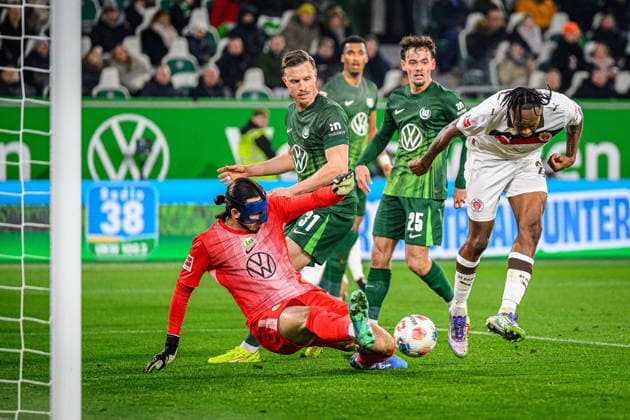 Soccer I Men I Season 2025 2026 I Bundesliga I 17 Matchday I VfL Wolfsburg FC St Pauli I 14 01 2026 Kamil Grabara 1, VfL Wolfsburg Ricky Jade Jones 26, FC St Pauli Hamburg Volkswagen Arena Niedersachsen Germany Copyright: xLobecax xHenningxRohlfsx