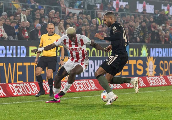 Duel between Ragnar Ache 1 FC Koeln, 9 and Jonathan Tah FC Bayern Muenchen, 4 during the match 1 FC Köln FC Bayern München Football, 1 Bundesliga, RheinEnergieStadion Köln, 14 01 2026 DFL regulations prohibit any use of photographs as image sequences and or quasi video Copyright: HMBxMedia xMarcoxBader