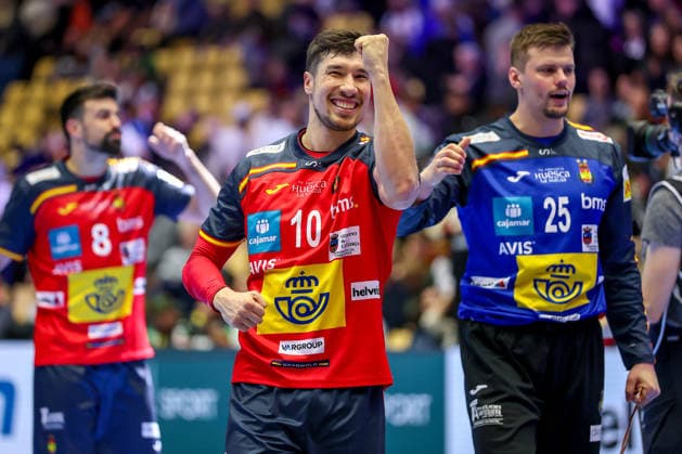 15 01 2026, Handball, Men s EHF EURO 2026, Spain Serbia, Jyske Bank Boxing in Herning, Denmark, Preliminary Round Final celebration after Spains victory against Serbia Alex Dujshebaev Dovichebaeva Espania 10 cheering next to Sergey Hernandez Ferrer Espania 25 Denmark