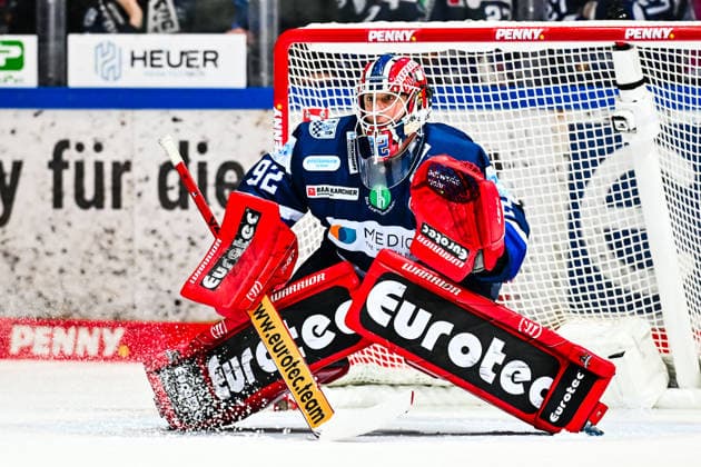 Andreas Andy Jenike Iserlohn Roosters, 92 holds the puck, GER, Iserlohn Roosters vs Grizzlys Wolfsburg, Ice Hockey, Penny DEL, 40 Matchday, Season 2025 2026, 16 01 2026, GER, Iserlohn Roosters vs Grizzlys Wolfsburg, Ice Hockey, Penny DEL, 40 Matchday, Season 2025 2026, 16 01 2026 Iserlohn Copyright: xJonasxBrockmann Eibner-Pressefotx EP_JBN