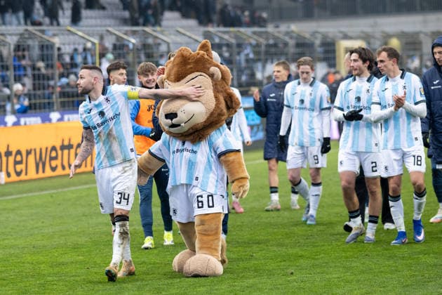 The TSV 1860 Muenchen team comes to the fans, Patrick Hobsch 34 TSV 1860 Muenchen covers the mascots eye, TSV 1860 Muenchen vs Rot Weiss Essen, 3 Liga, 20 Spieltag, 17 01 2026 DFB regulations prohibit any use of photographs as image sequences and or quasi video Muenchen Bayern Germany Copyright: xkolbert-press UlrichxGamelx