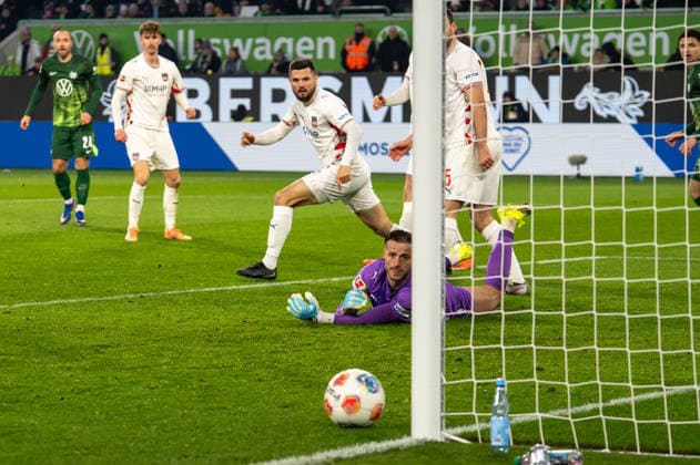 Germany, Soccer, 1 Bundesliga, VfL Wolfsburg 1 FC Heidenheim on 17 01 in Wolfsburg Volkswagen Arena Shot Christian Eriksen VfL Wolfsburg 24 Parade Diant Ramaj 1 FC Heidenheim 41 Copyright: xSvenxHeidmannx
