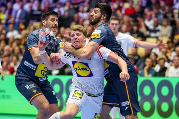 17 01 2026, Handball, Men s EHF EURO 2026, Austria Spain, Jyske Bank Boxing in Herning, Denmark, Preliminary Round duel Lukas Hutecek Austria 72 is pinned by Abel Serdio Guntin Espania 20 Imanol Garciandia Alustiza Espania 18 at the circle Denmark