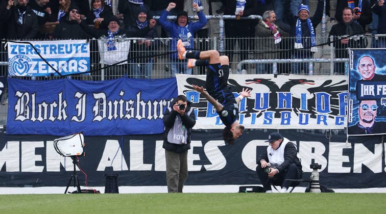 18 01 2026, Germany, Aspach Football VfB Stuttgart II vs MSV Duisburg, Scorer Lex Tyger Lobinger Duisburg celebrates his goal for 0 3