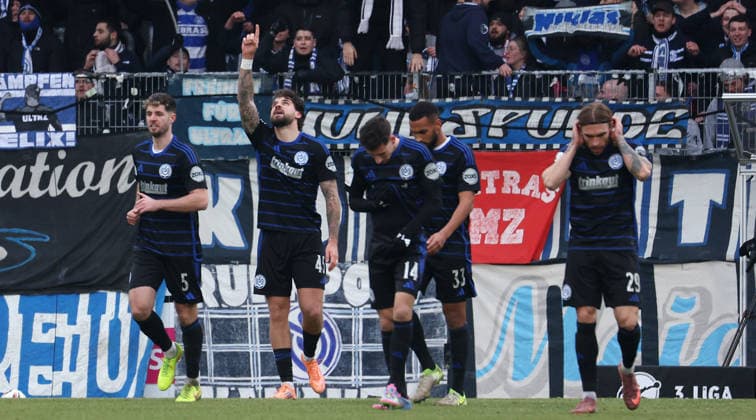 18 01 2026, Germany, Aspach Football VfB Stuttgart II vs MSV Duisburg, scorer Lex Tyger Lobinger Duisburg, 2 v l celebrates his goal for 0 3