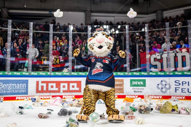 18 01 2026 Ice Hockey Season 2025 2026 Penny DEL Nuremberg Ice Tigers Icetigers Red Bull Munich ThHa xthxhax Cheer, Joy Pucki Mascot, Nuremberg Ice Tigers, NIT , Teddy Bear Toss, Plush Toy Toss