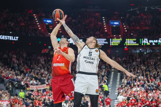 Johannes Voigtmann FC Bayern Basketball, 07 with Dylan Osetkowski Partizan Mozzart Bet Belgrade, 05 , GER, FC Bayern Basketball vs Partizan Mozzart Bet Belgrade, Basketball, Euroleague, Matchday 23, Season 2025 2026, 20 01 2026, GER, FC Bayern Basketball vs Partizan Mozzart Bet Belgrade, Basketball, Euroleague, Matchday 23, Season 2025 2026, 20 01 2026 Muenchen Copyright: xEibner-Pressefoto JennixMaulx EP_JML
