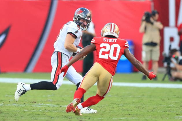 TAMPA, FL - OCTOBER 12: Tampa Bay Buccaneers Quarterback Baker Mayfield (6) scrambles around the backfield before taking off for the first down during the Regular Season game between the San Francisco 49ers and the Tampa Bay Buccaneers on October 12, 2025 at Raymond James Stadium in Tampa, Florida. (Photo by Cliff Welch Icon Sportswire) NFL, American Football Herren, USA OCT 12 49ers at Buccaneers EDITORIAL USE ONLY Icon357251012038