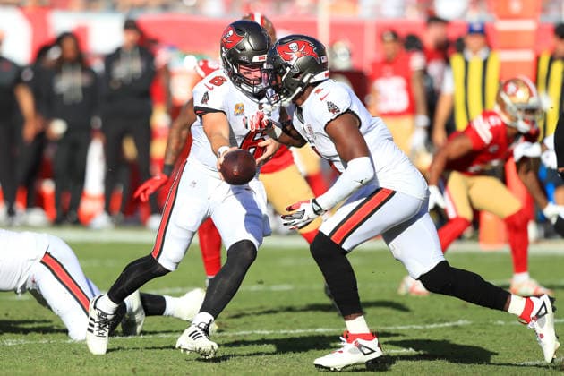 TAMPA, FL - OCTOBER 12: Tampa Bay Buccaneers Quarterback Baker Mayfield (6) hands the ball off to Running Back Rachaad White (1) during the Regular Season game between the San Francisco 49ers and the Tampa Bay Buccaneers on October 12, 2025 at Raymond James Stadium in Tampa, Florida. (Photo by Cliff Welch Icon Sportswire) NFL, American Football Herren, USA OCT 12 49ers at Buccaneers EDITORIAL USE ONLY Icon357251012050