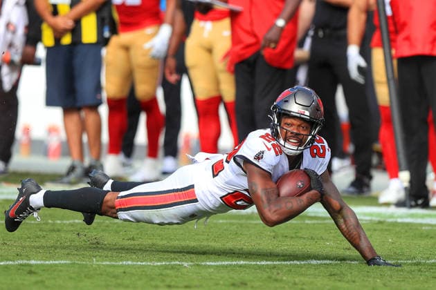 TAMPA, FL - OCTOBER 12: Tampa Bay Buccaneers Defensive Back Kindle Vildor (22) leaps for an interception during the Regular Season game between the San Francisco 49ers and the Tampa Bay Buccaneers on October 12, 2025 at Raymond James Stadium in Tampa, Florida. (Photo by Cliff Welch Icon Sportswire) NFL, American Football Herren, USA OCT 12 49ers at Buccaneers EDITORIAL USE ONLY Icon357251012008