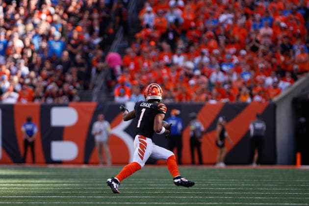 CINCINNATI, OH - OCTOBER 05: Cincinnati Bengals wide receiver Ja Marr Chase (1) carries the ball during the game against the Detroit Lions and the Cincinnati Bengals on October 5, 2025, at Paycor Stadium in Cincinnati, OH. (Photo by Ian Johnson Icon Sportswire) NFL, American Football Herren, USA OCT 05 Lions at Bengals EDITORIAL USE ONLY Icon251005121