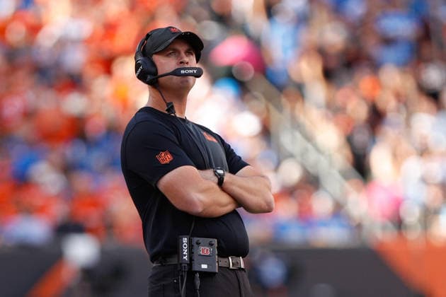 CINCINNATI, OH - OCTOBER 05: Cincinnati Bengals head coach Zac Taylor looks at the scoreboard during the game against the Detroit Lions and the Cincinnati Bengals on October 5, 2025, at Paycor Stadium in Cincinnati, OH. (Photo by Ian Johnson Icon Sportswire) NFL, American Football Herren, USA OCT 05 Lions at Bengals EDITORIAL USE ONLY Icon251005124