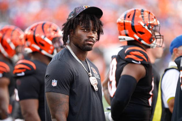 CINCINNATI, OH - OCTOBER 05: Cincinnati Bengals defensive end Shemar Stewart (97) stands on the sideline during the game against the Detroit Lions and the Cincinnati Bengals on October 5, 2025, at Paycor Stadium in Cincinnati, OH. (Photo by Ian Johnson Icon Sportswire) NFL, American Football Herren, USA OCT 05 Lions at Bengals EDITORIAL USE ONLY Icon251005126