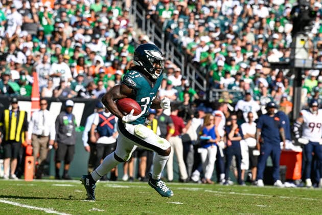 PHILADELPHIA, PA - OCTOBER 05: Philadelphia Eagles running back Tank Bigsby 37 runs with the ball during the game between the Philadelphia Eagles and the Denver Broncos on October 5th, 2025 at Lincoln Financial Field in Philadelphia, PA. (Photo by Terence Lewis Icon Sportswire) NFL, American Football Herren, USA OCT 05 Broncos at Eagles EDITORIAL USE ONLY Icon251005151