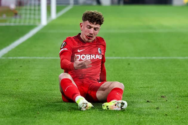 Philipp Treu SC Freiburg, 29 injured on the ground , Germany, Football, UEFA Europa League, Matchday 7, 2025 2026, SC Freiburg vs Maccabi Tel Aviv, Europa Park Stadion, Freiburg im Breisgau, 22 01 2026 Freiburg im Breisgau Europa Park Stadion Germany Copyright: xGrantxHubbsx