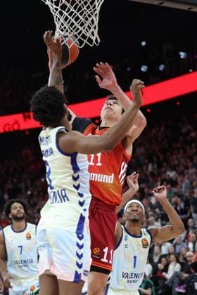 Vladimir Lucic FC Bayern Basketball, 11 with Jean Montero Valencia Basket, 08 , GER, FC Bayern Basketball vs Valencia Basket, Basketball, Euroleague, 24 Matchday, Season 2025 2026, 22 01 2026, GER, FC Bayern Basketball vs Valencia Basket, Basketball, Euroleague, 24 Matchday, Season 2025 2026, 22 01 2026 Munich Copyright: xEibner-Pressefoto JennixMaulx EP_JML