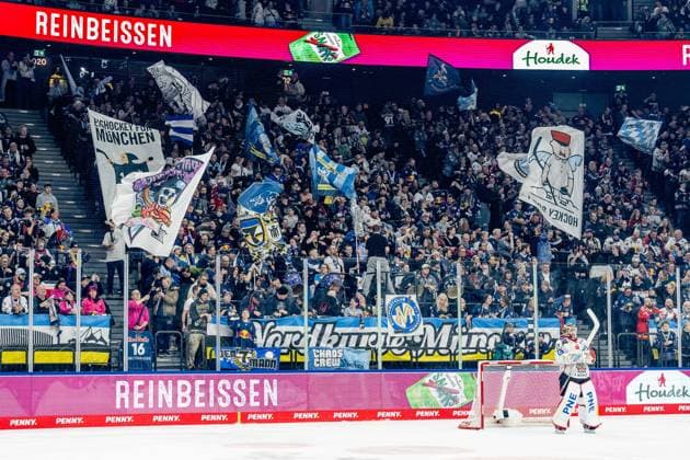 The Munich fans in the North Curve behind Leon Hungerecker Goalkeeper, Fischtown Pinguins Bremerhaven, 27 GER, EHC Red Bull Muenchen vs Fischtown Pinguins Bremerhaven, Ice Hockey, DEL, 42 Matchday, Season 2025 2026, 23 01 2026 GER, EHC Red Bull Muenchen vs Fischtown Pinguins Bremerhaven, Ice Hockey, DEL, 42 Matchday, Season 2025 2026, 23 01 2026 Muenchen Copyright: xEibner-Pressefoto HeikexFeinerx EP_HFR