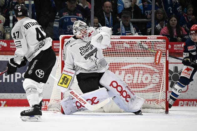 Janne Juvonen Koelner Haie cant hold on to the puck Schwenninger Wild Wings vs Koelner Haie, DEL, Main Round, Matchday 42, Season 2025 2026, 20260123 Schwenninger Wild Wings vs Koelner Haie, DEL, Main Round, Matchday 42, Season 2025 2026, 20260123 Schwenningen Copyright: xEibner-Pressefoto SvenxLaeglerx EP_SVL