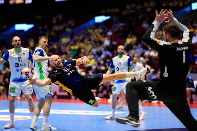 Sweden s Oscar Bergendahl scores a goal against Slovenia s goalkeeper Joze Baznik during the European Handball Championship intermediate round match between Slovenia and Sweden at Malmö Arena, Malmö, Sweden, January 26, 2026 MALMÖ SWEDEN x10600x  Copyright: xAndreasxHillergren TTx EUROPEAN HANDBALL CHAMPIONSHIP 2026 SLOVENIA-SWEDEN