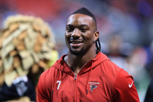 ATLANTA, GA - AUGUST 15: Bijan Robinson 7 of the Atlanta Falcons leaves the field after the Friday evening NFL, American Football Herren, USA preseason game between the Atlanta Falcons and the Tennessee Titans on August 15, 2025 at the Mercedes-Benz Stadium in Atlanta, Georgia. (Photo by David J. Griffin Icon Sportswire) NFL: AUG 15 Preseason Titans at Falcons EDITORIAL USE ONLY Icon9532508152332