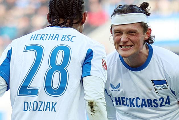24 01 2026, xrekx, Fußball 2 Bundesliga, Karlsruher SC Hertha BSC Berlin v l Torjubel nach dem Tor zum celebrating the goal celebrate 2 2 durch Jeremy Dudziak Hertha BSC Fabian Reese Hertha BSC DFL DFB REGULATIONS PROHIBIT ANY USE OF PHOTOGRAPHS as IMAGE SEQUENCES and or QUASI VIDEO Karlsruhe