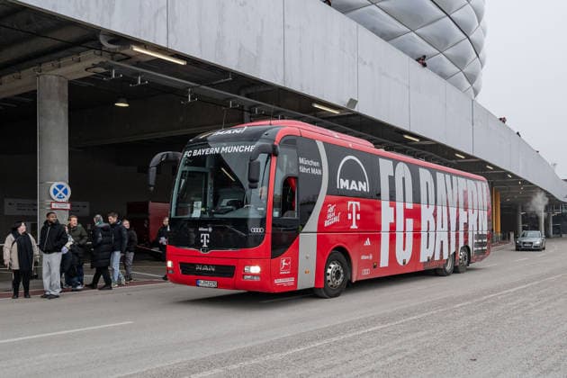 Arrival team bus team bus of FC Bayern Muenchen at the Allianz Arena GER, FC Bayern Muenchen vs FC Augsburg, Football, Bundesliga, Matchday 19, Season 2025 2026, 24 01 2026 DFL DFB REGULATIONS PROHIBIT ANY USE OF PHOTOGRAPHS as IMAGE SEQUENCES and or QUASI VIDEO GER, FC Bayern Muenchen vs FC Augsburg, Football, Bundesliga, Matchday 19, Season 2025 2026, 24 01 2026 Muenchen Copyright: xEibner-Pressefoto HeikexFeinerx EP_HFR